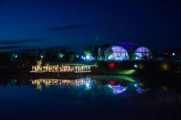 Houten tentpaviljoenen