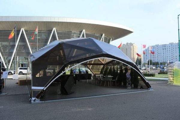 Houten tentpaviljoenen